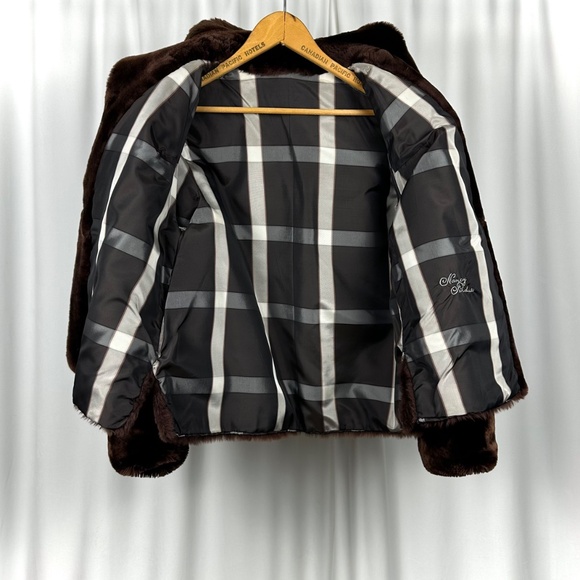 Vintage 1960’s Short Beaver Shearling Fur Coat in Dark Chocolate Brown • Medium - Picture 10 of 15